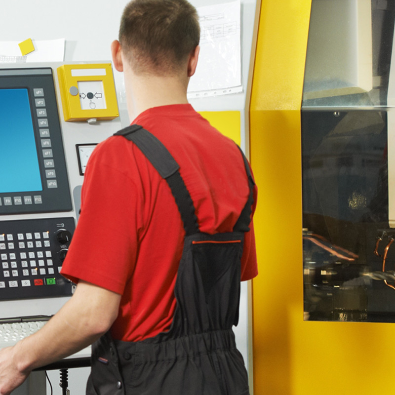 Operator / operatorka obrabiarki CNC